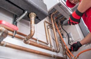 Verwarmingsspecialist met gaslekdetector in zijn hand